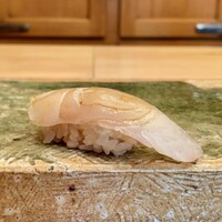すし いわお - 愛媛 真鯛昆布締め 3日から4日
                    程良く身に昆布の旨味が浸透しています。
                    やはり日を重ねた事で、真鯛の食感としては余り好みではありませんでした。