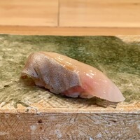 すし いわお - 八丈島 シマアジ 寝かせて5日目
                      やはりしっとりとした食感が個人的には微妙なライン、旨味はあるのですがね。