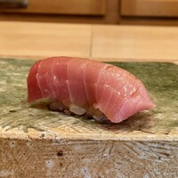 すし いわお - 本鮪 中トロ アイルランド産 石司より
                    夏の時期、鮪は総じて身が痩せ良いとは言えないので、敢えて国内産には拘らず海外産も使っているそうです。
                    赤酢のほんのり温かなシャリが、鮪の脂に呼応しています♪