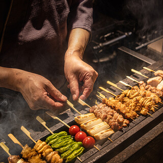 熟練の料理人による焼き鳥、見た目も美しい料理をご堪能