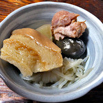 よし半 - お通し（車麩・鶏肉の煮物）