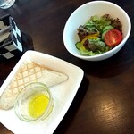 Cafe Roots - サラダとパン