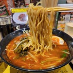 らあめん花月嵐 - 魯珈スパイスラーメンの麺リフト