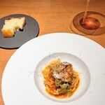 malca - トマト系ソースのパスタにローズマリー入りのフォカッチャがよく合います。ソースを拭っていただくと、香りの加わった味わい楽しめました