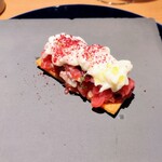 malca - 本マグロタルタルブルスケッタお店のスペシャリテ的なメニュー。ずっしりボリューム重量感あり底のパンが割れてしまうのでは(笑)と思ってしまうほどですがパンしっかりしています(^^)むしろ途中溢れたり(汗)