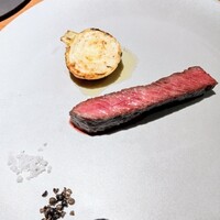 malca - 牛炭火焼きと蕪の付け合わせ。ほどよくサシが感じられかつ噛み応えもありジューシーでもあり。味わい濃く食べ終わるのが名残惜しいほど美味しかったです♡久しぶりに美味しいお肉いただいたな本当嬉しかったです!!