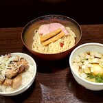 212482942 - 鶏つけそばと肉飯