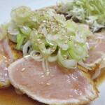 Kanoya - 鶏たたきの肉にパン粉を付けて油で揚げ、ねぎソースがのっています。