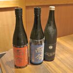 Museigen Nomi Houdai Koshitsu Izakaya Yottekiya - この日は飲み放題メニューの中の日替わり日本酒が特に豪華だったので、なんとなく高そうな銘柄を選びながら食事をスタート！
