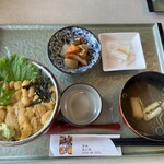 食事処 松原 - きらきらうに丼　3500円　※不漁によりたこ刺の代わりに小鉢(ホヤ入り煮物)