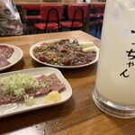 焼肉 冷麺 てっちゃん - 左奥からタン盛り、赤肉盛り、低温調理レバ刺し。メガサイズの真空生搾りレモンサワーも美味しい。