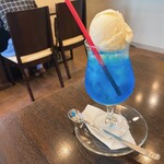 カフェ マリオ シフォン - ブルーハワイレモネードのクリームソーダ