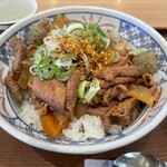 赤城食堂 - ご飯の上にモツ煮がのってます