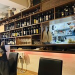トラットリア ダイ パエサーニ - ワインの棚