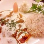 ストロガノフ亭 - ビーフストロガノフ　サワークリームがけ　雑穀バターライス　ピクルス入りマッシュポテト添え