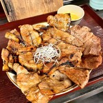 とんたん - 豚丼（松・バラと肩ロースの半々）