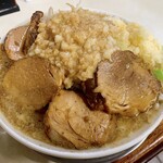 麺's ラッキーパンチ - ラーメン（税込800円）野菜普通、ニンニク、アブラ多め