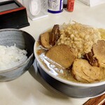 麺's ラッキーパンチ - トッピングのタマネギの盛りの良いこと！