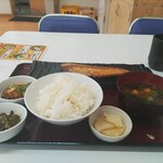 四日市ヒモノ食堂 - 小鉢2つに大盛りごはん可能な朝定食（ひものは限定）