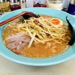 ラーメン 頑固おやじ - ネギラーメン 味噌　800円
            
            味噌スープ
            味噌の風味は良く、そのマスク効果と背油で、
            全体的には、マイルドな印象で濃厚さもありますが･･･
            やはり、こちらも私には塩み強め。