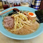 ラーメン 頑固おやじ - ネギラーメン 醤油　800円
            
            いわゆる、背脂チャッチャ系。
            醤油が強く、出汁感はあまり感じない気がします。
            もう少しコクや、野菜の香味があると良いと思う。
            相変わらず、私には塩味が強すぎ。