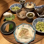 酒場 たかや - 豆鉢。辛そうに見える玉こん、辛くないのよ。ちょうどいいのよ