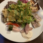 ル・ヴィルギュル - 前菜の盛り合わせ　いろんな前菜が少しずつ盛り合わされてワインにあいます