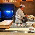 鮨トキドキ串 海老虎 - LIVE感が楽しめる