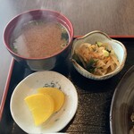 ステーキ＆とんかつ神戸屋 - みそ汁・一品・漬物