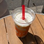 DOUTOR COFFEE SHOP - ヨーグルン。590円なり
                        店の外で撮影したら逆光気味だった(^^;)