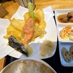 Sutando Tomi - ランチで「キスとえびと野菜の天ぷらと刺身定食」