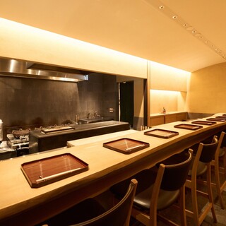 可以在眼前享受烹饪场面的成熟的日式空间