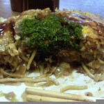 お好み焼きの中身。麺の下に野菜、豚＋イカ天のレイヤー