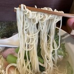 メヂカそば 吟魚 - 麺リフトアップ