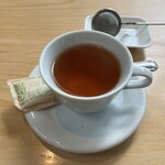 ラ・テラッツァ 芦ノ湖 - 紅茶。一杯目を飲み終わった頃、さっとポットのお湯をもってきてくれました！3杯は余裕で飲めます。