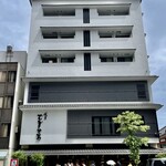 Asakusa Mugitoro - 14時前の店頭は既に結構な列…天空とろろビュッフェ待ちのお客さんだけでなく、懐石フロア等のお客さんも並んでいました。