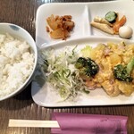スペースC - 鶏肉とブロッコリーのカルボナーラ和え