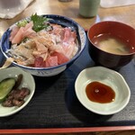 Hamayaki Kaisen Izakaya Daishousuisan - 【2023.7.28(金)】ぶつ切り刺身まかない丼（並盛）1,000円