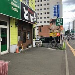 SOUP CURRY PARI PARI - とりはるさんの奥にも駐車場があります。