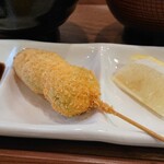 Furaiya - オクラとチーズ串。チーズは臭みも少なくて、オクラに寄り添うヤツ。半分食べて、「来て良かった」と思わせる。残りは塩ちょっぴりにレモン一滴。…エビさんのためにレモンがあることを忘れないぞ。