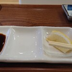 Furaiya - ソース、塩置き場、レモン待機中。奥には定番シバ漬けさん。塩は卓上に。