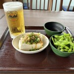 Shoufukuan - 左から　ビール中ジョッキ¥550 じゃこ葱豆腐¥410 枝豆¥320