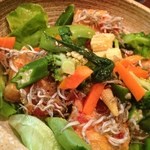 炭火焼酒亭ローリンストーン - スイートチリサラダ、700円。ボリュームも満点！