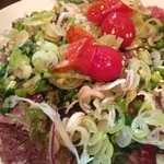 炭火焼酒亭ローリンストーン - 本日の鮮魚カルパッチョ。戻りカツオ、たっぷりのネギと海藻・野菜と共に。