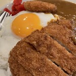 カレー専門店 横浜 - カツカレーにコロッケ、目玉焼きトッピング