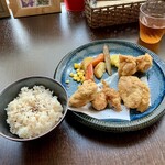 バルバルキッチンアメリ - ランチ：国産若鶏もも肉の特製からあげ(¥1,180)
      このメニューは二回目。前回は鶏肉に付けた下味がもう少し濃かったような気がする。