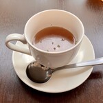 バルバルキッチンアメリ - いつものカップコンソメスープ
      今日のはやや煮詰まった感じで味が濃かった。もったいなくてもスープは毎日新しく作った方がよいと思う。