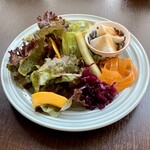 バルバルキッチンアメリ - いつものランチサラダ
      地味な変化だが、今日はドレッシングの果実味がいつもより強かったような…。僕は今日の味が好きだ。