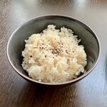 バルバルキッチンアメリ - いつものゆかりごはん
      別にかまわないんだけど、もう少しゆかりを振りかける量は増やしたい方がいいんじゃないだろうか？