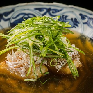 享受位于银座的京都名店“安久”的美味。套餐中提供各种精美菜肴
